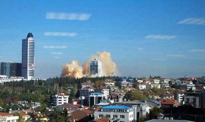Здание банка HSBC окутано клубами дыма. 20 ноября 2003