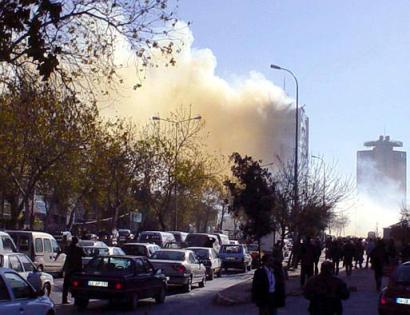 В результате взрывов движение транспорта в центральной части города было парализовано