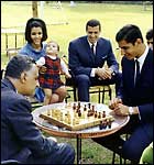 Шахматная партия Насера с его старшим сыном Халидом
